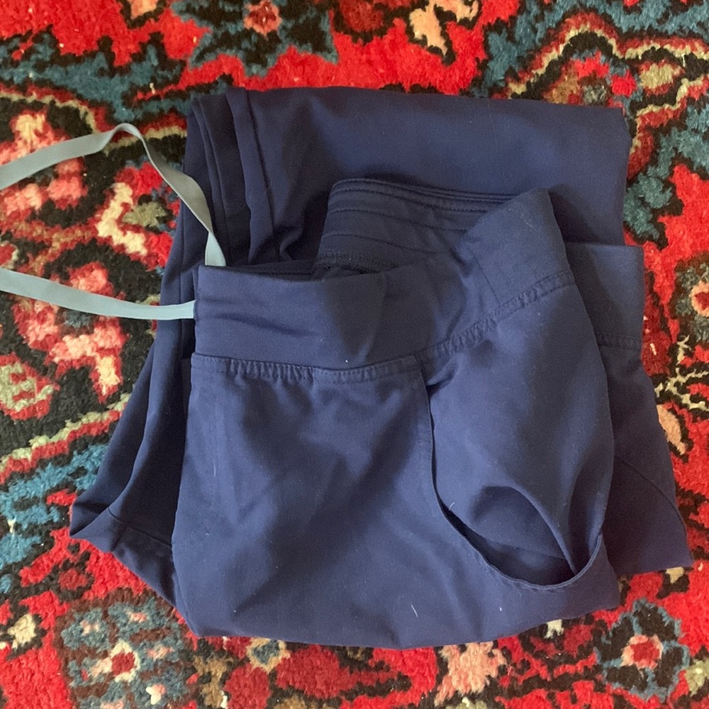 Navy fig scrubs in great condition. Hardly worn